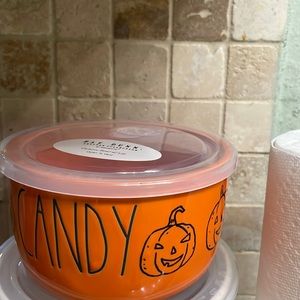 Rae Dunn ceramic bowl with lid